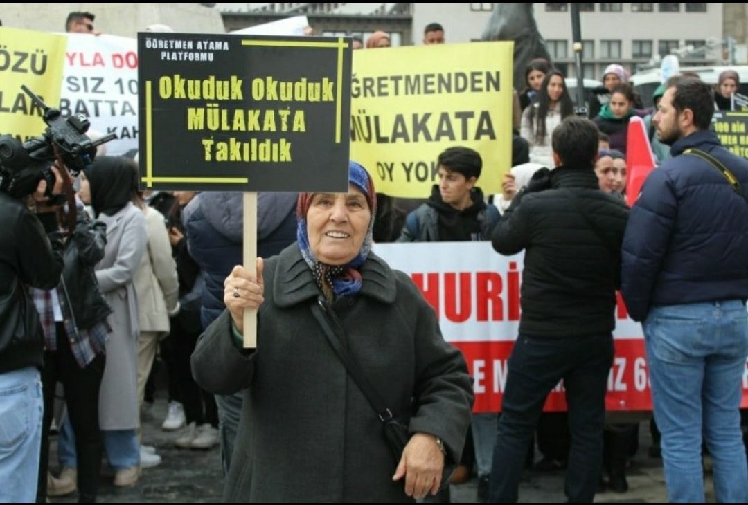 Yasingrms0's tweet image. Kendisi, annesi, babası, kardeşi ya da yakınlarıyla yüzlerce öğretmen bu kışta Ulus Meydanında haklı talepleri için sesleniyor.

@rterdogan 
 #UlustaMülakatsız100BinAtama