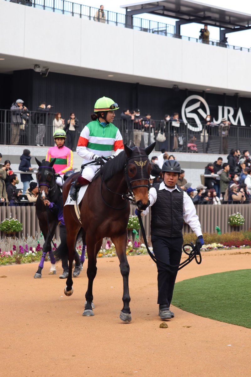 YA_Farm's tweet photo. 今日はリルト新馬戦の口取り権利をゲットしたのでスーツ着て京都へ。
結果は８着で残念‥。ワールズエンド号の口取り集合者を見ながらトボトボ帰りました。ミスチルは大好きなんやけどね

#リルト
#ワールズエンド
#ビダーヤ https://t.co/Lif9YPMJV6