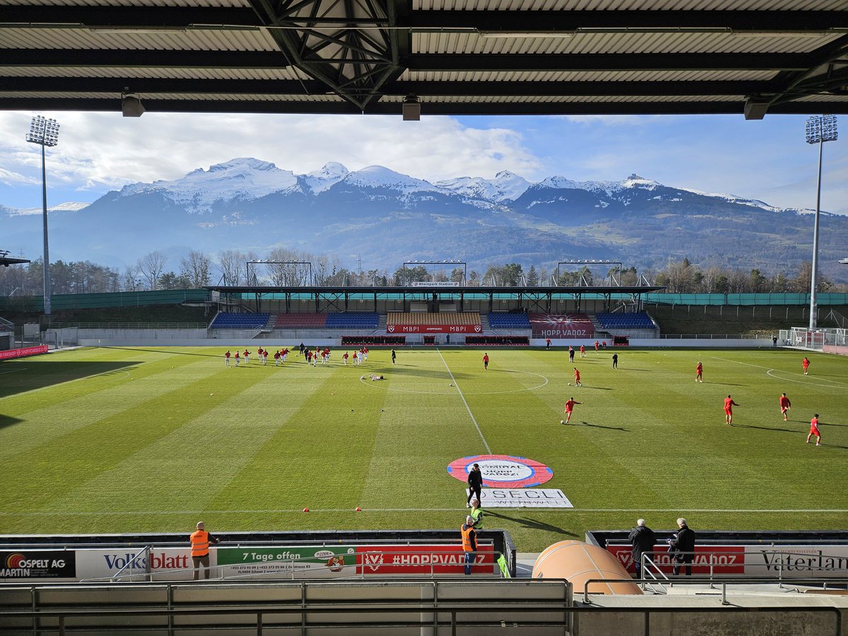 jppicci's tweet photo. Sous le soleil du Rheinpark pour @XamaxFCS -Vaduz à vivre en direct dès 14h sur @radiortn https://t.co/MJq8hFp4JB