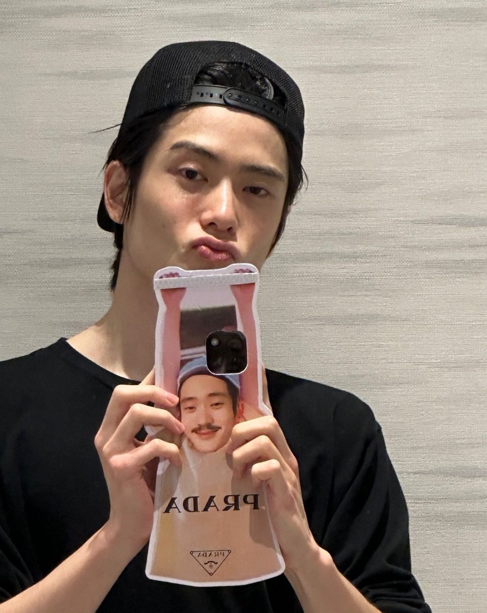 JJHLOOKS's tweet photo. jaehyun???? 😭😭 https://t.co/eIBfgezkmQ