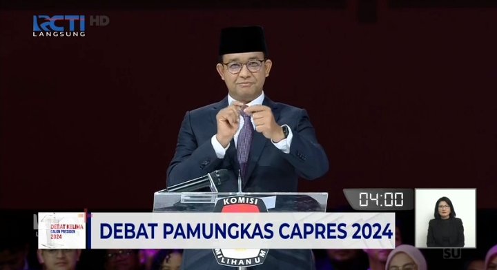 xoxoocha_'s tweet photo. ga semua paslon bisa tapi pak anies bisa, PAK MERINDING BGT SIGN LANGUAGE NYA🥹🤍

#debatcapres2024 https://t.co/Bbp9rEmy7z