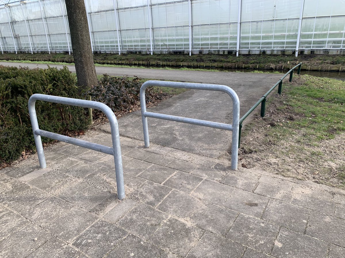 MichielFerwerda's tweet photo. Na een wijkschouw met onze #wijkmanager besloot deze in #Poeldijk de veiligheid van voetgangers bij de Josef Heldermankade te vergroten door sluishekjes te plaatsen tegen (brom)fietsers. Onze eigen #buitendienst heeft ze keurig & naar tevredenheid van de bewoners geplaatst. π
#westland #wldebat