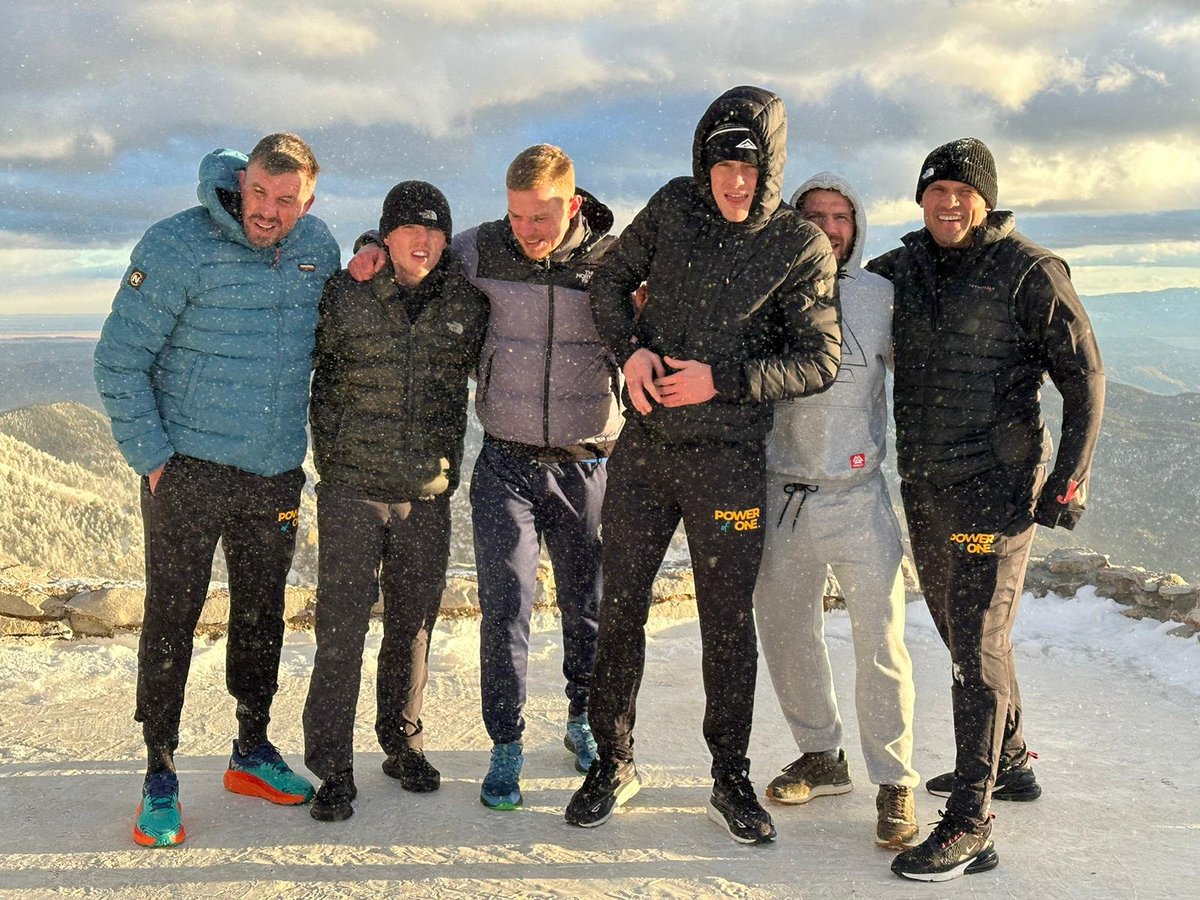 What a day with the lads trekking up Sandia Mountains in Alberquerque 🙌🏽
10,500 ft up doing a little pad session 🔥
First class experience with unforgettable views 👌🏼
Thanks to @madrussian29 for the guided tour and protection from bears and mountain lions 😳😂 #MemoriesForLife 🙏🏾