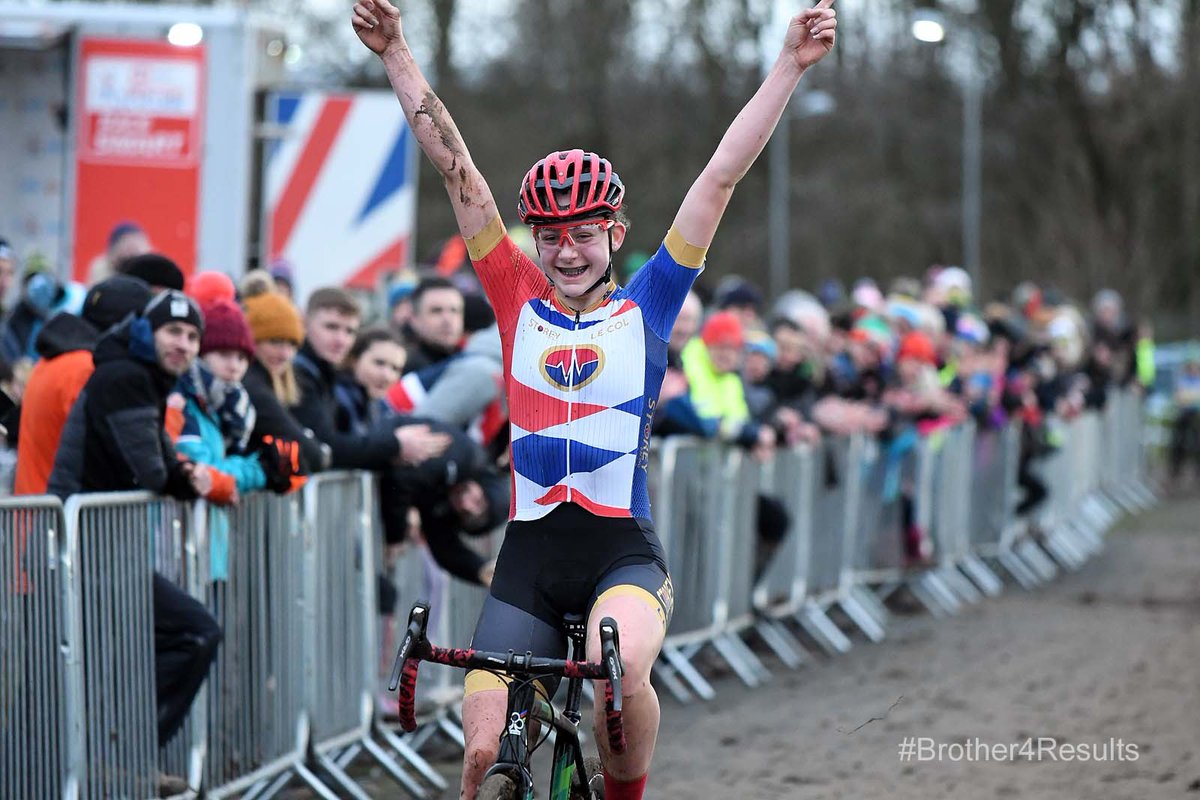 WOW! It was 2020 when @Backstedt_Zoe was winning the Under 16 Girls British Cyclocross title in Shrewsbury at the National Champs organised by @davemellorcycle - Now, Zoe is Under 23 World Champion! That is just amazing .... #rainbows #legend #worldstar