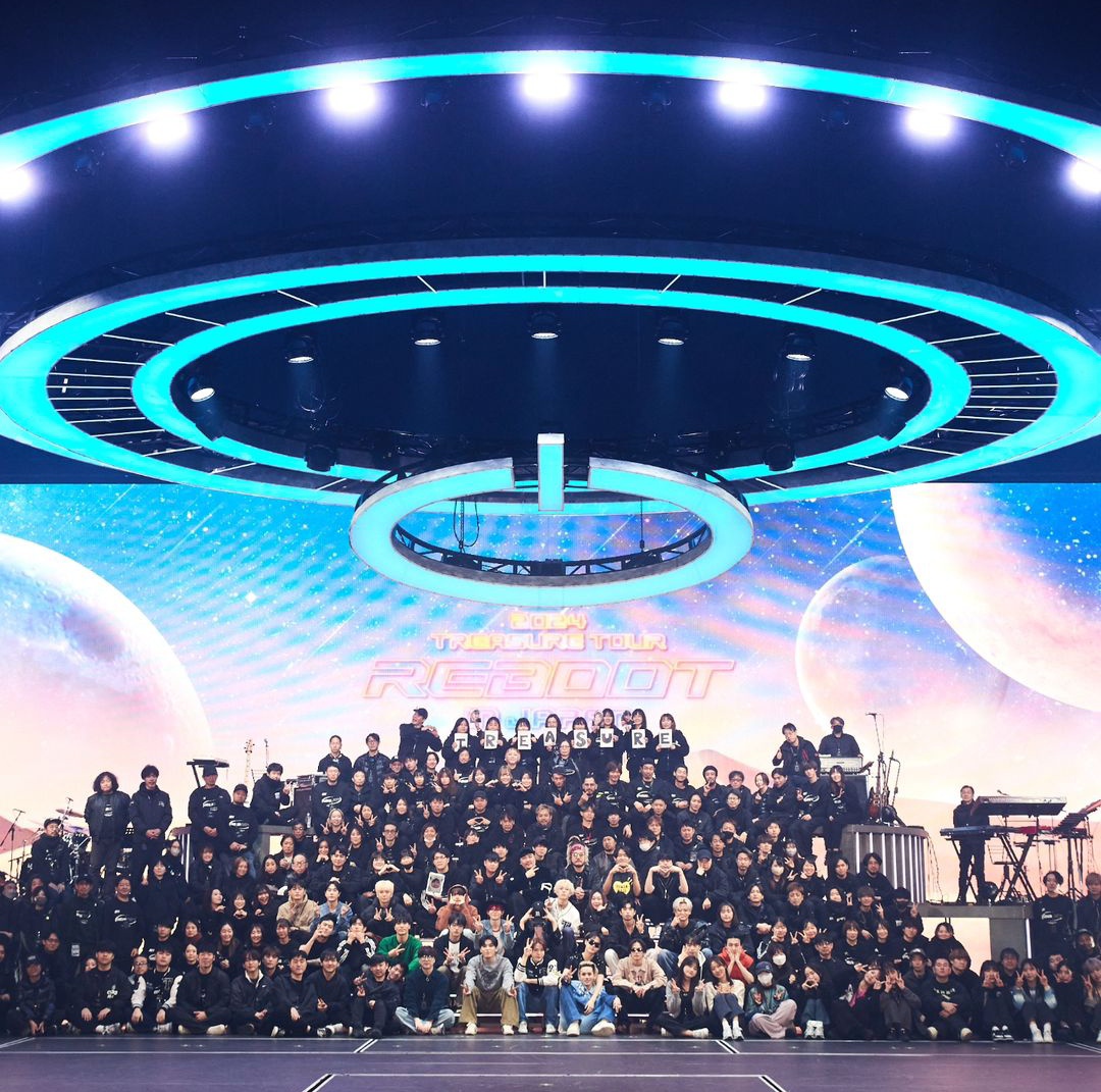 YGFacts_sprt's tweet photo. The people behind every great concert performance of TREASURE 💎
TREASURE with concert staff and 4Rise Band in Kyocera Dome.
#TREAAURE #TREASURE_REBOOT_IN_JAPAN @treasuremembers https://t.co/lh2DnRKxpk