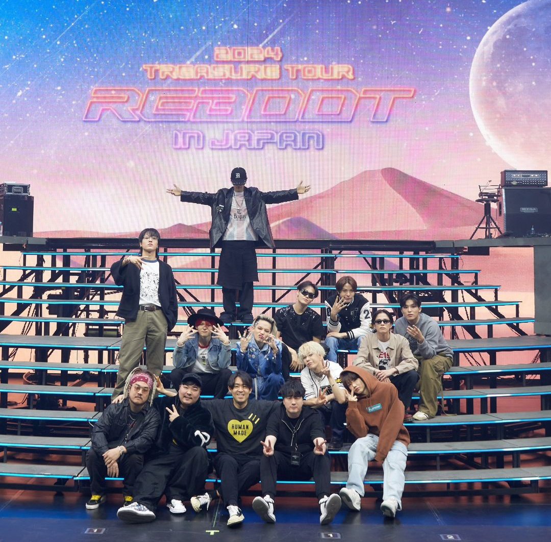 YGFacts_sprt's tweet photo. The people behind every great concert performance of TREASURE 💎
TREASURE with concert staff and 4Rise Band in Kyocera Dome.
#TREAAURE #TREASURE_REBOOT_IN_JAPAN @treasuremembers https://t.co/lh2DnRKxpk
