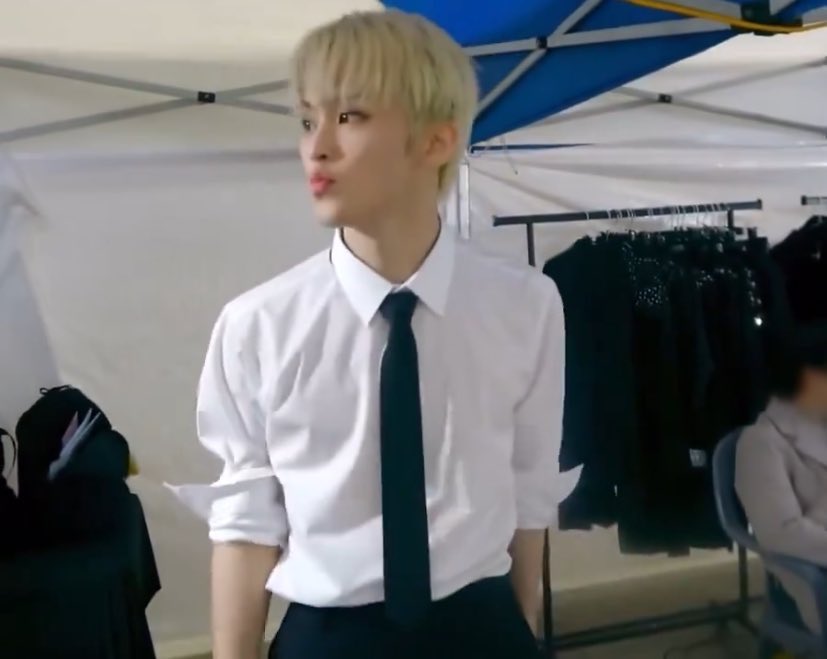 joyfulmarkly's tweet photo. whenever he rolled up his sleeves.. https://t.co/cmqijQzjOM
