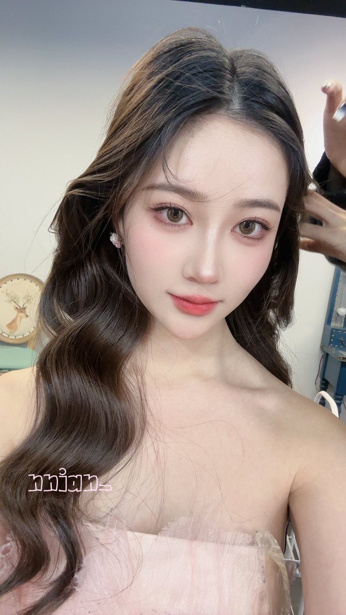 今天的工作花絮长视频已经更新在我的vip写真群啦～～快进去看吧^_^认准年年vip写真电报群，我只有这一个写真群，其他均为假冒，拍立得和书法抽奖截止6号开奖哦，还没参加的宝宝们快进群去私信我领取参与方式吧☺️也许你就是那个辛运儿🫰🥰两个奖都可以参与哈 https://t.co/dw01SOGGl1