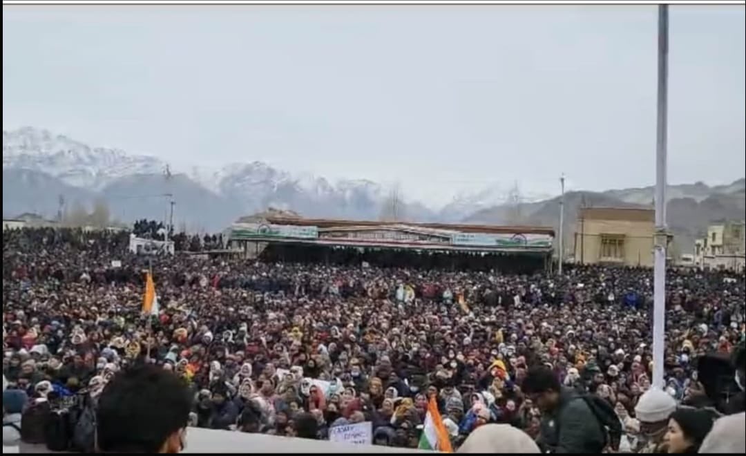 भाजपा के ख़िलाफ़ लेह-लद्दाख में जो लाख लोग जमा हुए हैं, वो दर्शाते हैं कि भाजपा कैसे उत्तर, दक्षिण, पूरब, पश्चिम से लेकर उत्तर-पूर्व तक हर जगह देश को बाँटकर राज करने की कोशिश कर रही है। देश के 1% अरबपतियों के फ़ायदे-मुनाफ़े के लिए भाजपा ने 99% देशवासियों की ख़ुशी, अमन और चैन को