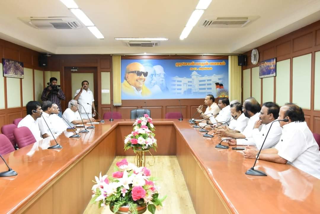 msathipan's tweet photo. நாடாளுமன்ற தேர்தல் தொகுதி பங்கீடு குறித்து அண்ணா அறிவாலயத்தில் திமுக பொருளாளர் டி ஆர் பாலு தலைமையிலான குழுவுடன் இன்று மதிமுக பேச்சுவார்த்தைக் குழு கழகவைத் தலைவர் ஆடிட்டர் அர்ஜுனராஜ் தலைமையில் பேச்சுவார்த்தை நடத்தியது. பேச்சுவார்த்தையில் நானும் பங்கேற்றேன்

மு.செந்திலதிபன் https://t.co/ICTmzjpO4h
