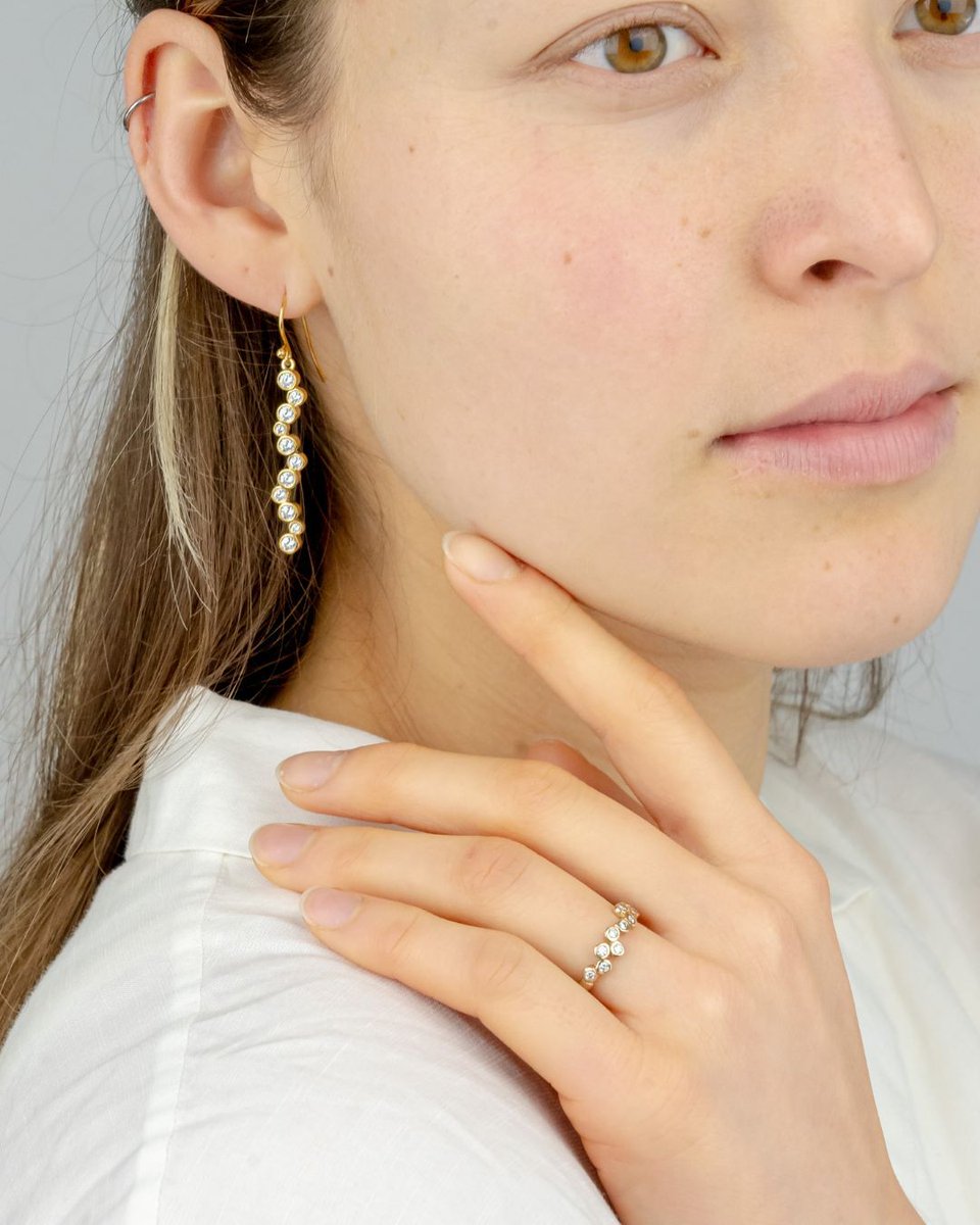 The Water Bubbles Collection in all its beauty...✨

It’s so nice to see the Water Bubbles Diamond Ring paired with our brand-new, longer Water Bubbles Diamond Drop Earrings.

#LuxuryJewellery #DiamondElegance #ElegantDesigns