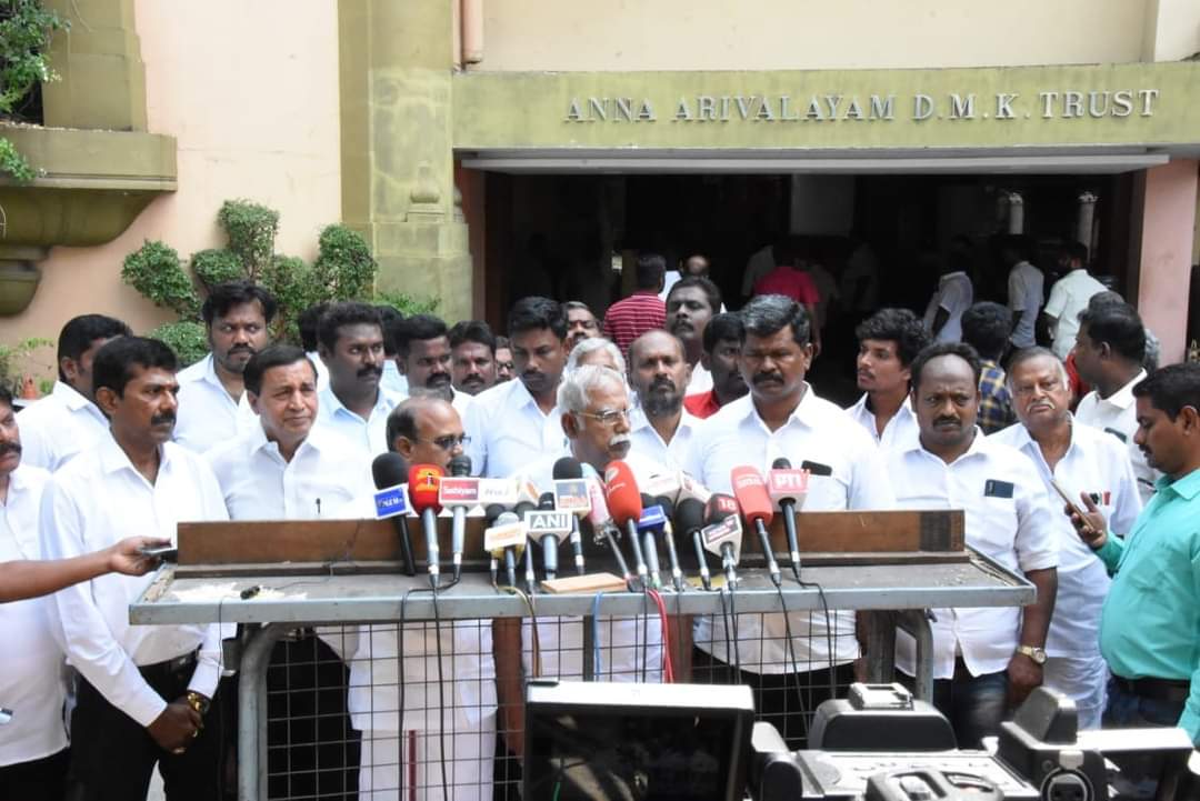 msathipan's tweet photo. நாடாளுமன்ற தேர்தல் தொகுதி பங்கீடு குறித்து அண்ணா அறிவாலயத்தில் திமுக பொருளாளர் டி ஆர் பாலு தலைமையிலான குழுவுடன் இன்று மதிமுக பேச்சுவார்த்தைக் குழு கழகவைத் தலைவர் ஆடிட்டர் அர்ஜுனராஜ் தலைமையில் பேச்சுவார்த்தை நடத்தியது. பேச்சுவார்த்தையில் நானும் பங்கேற்றேன்

மு.செந்திலதிபன் https://t.co/ICTmzjpO4h