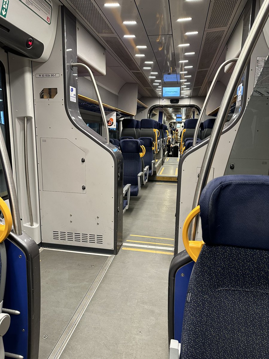 Les trains sont propres et il y a amplement de place pour les valises et autres sacs. L’achat et la validation des billets est simple et rapide.
#YUL #REM