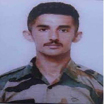 Tanishksengar's tweet photo. Army leaves no one behind,
Legacy carried forward

Minutes ago while strolling I saw this that filles my chest with pride...

RIFLEMAN KULBHUSHAN MANTA
#Shaurya_Chakra (P) 
52 RR - JAKRIF

@Anubakshi8 
@37VManhas https://t.co/anRgruCQXS