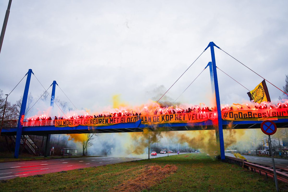 Supporters ‘op de bres’ voor Vitesse voorafgaand aan wedstrijd tegen Go Ahead Eagles #vitgae