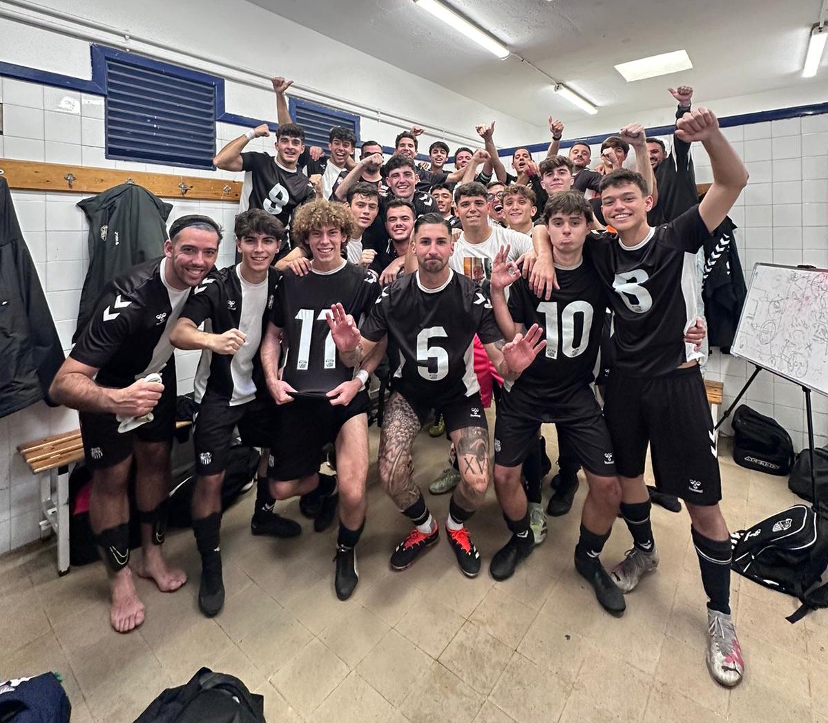 CalaveraCFutbol's tweet photo. #CalaveraCF

✅ ¿Cómo era eso de “no hay quinta mala”? Remontada y victoria (2-1) para los chicos de @BlasCCF, que siguen con un 2024 inmaculado, para vencer al @GuillenaCF1969.

⚽️ Granadilla y @paabloojuvin le dieron la vuelta al tanto de los visitantes en la segunda mitad. https://t.co/wsn2Hsmykq