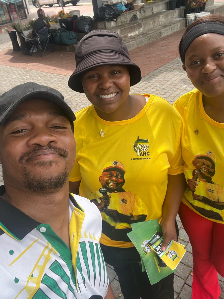 ANC Gaby Shapiro volunteers on the ground in Kenilworth encouraging our people to #registertovoteANC 🖤💚💛