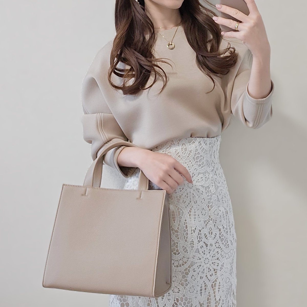 17___yui's tweet photo. かなり使いやすくて最近愛用しているプチプラトートバッグ👜♡シンプルでどんなコーデにも合わせやすいし、見た目以上に荷物が入る✨保温冷ポケット付きで飲み物が冷めたりぬるくなったりしづらいのも嬉しい🥹💓今なら楽天でクーポン使えば3,000円ちょっとで買えます🛒！
@MarieAnne_jp #PR https://t.co/JR3jajq0vP