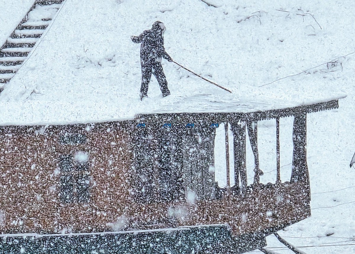 InPictures: Srinagar draped under a fresh blanket of snowfall

Photos #AnasKhan