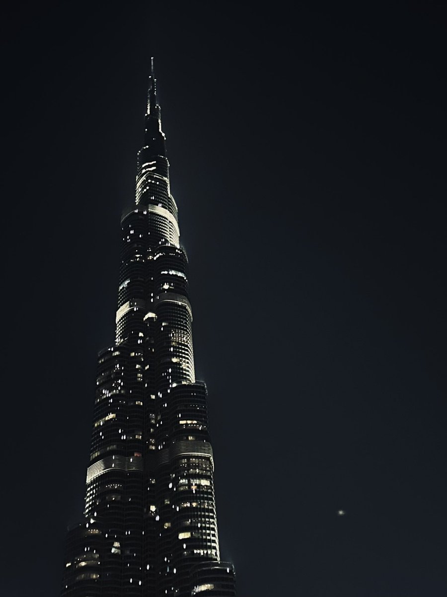 Haydi__'s tweet photo. #BurjKhalifa 🖤 https://t.co/NyKpGDhx5Z