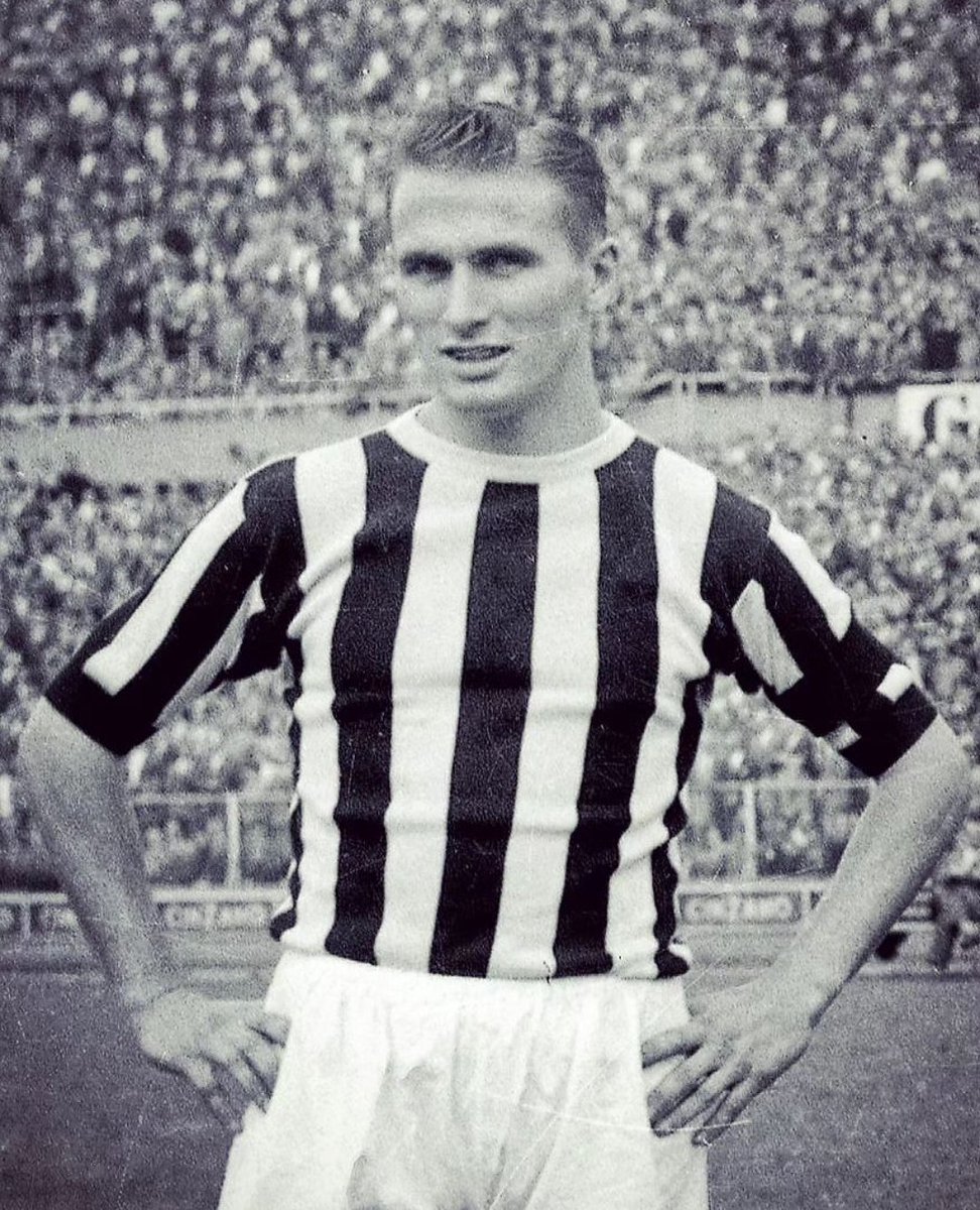 La_Bianconera's tweet image. Vola, Uccellino! 🙏
Ci lascia Kurt #Hamrin, a cui la #Juventus spiegò le ali! È grazie al colpo di fulmine dell'Avvocato che sbarcò in Italia. A malincuore, per la regola dei due stranieri, dovette partire con l'arrivo di #Charles e #Sivori.
L'ala destra preferita di Umberto.
RIP