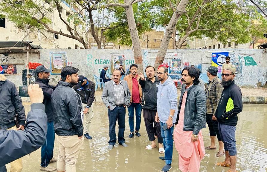 ShabbirMQMPak's tweet photo. رکن رابطہ کمیٹی ایم کیو ایم پاکستان و حق پرست امیدوار براۓ  صوبائ اسمبلی حلقہ PS-96 شبیر احمد قائم خانی نے شاہ فیصل کالونی میں بارش سے متاثرہ مختلف علاقوں کا دورہ کیا۔ 
اس موقع پر دیگر ذمیداران بھی انکے ہمرہ موجود۔

#MQMPakistan #VoteForKite #Elections2024 #Karachi #ShahFaisalColony #PS96 #KarachiRain #ShabbirQaimkhani