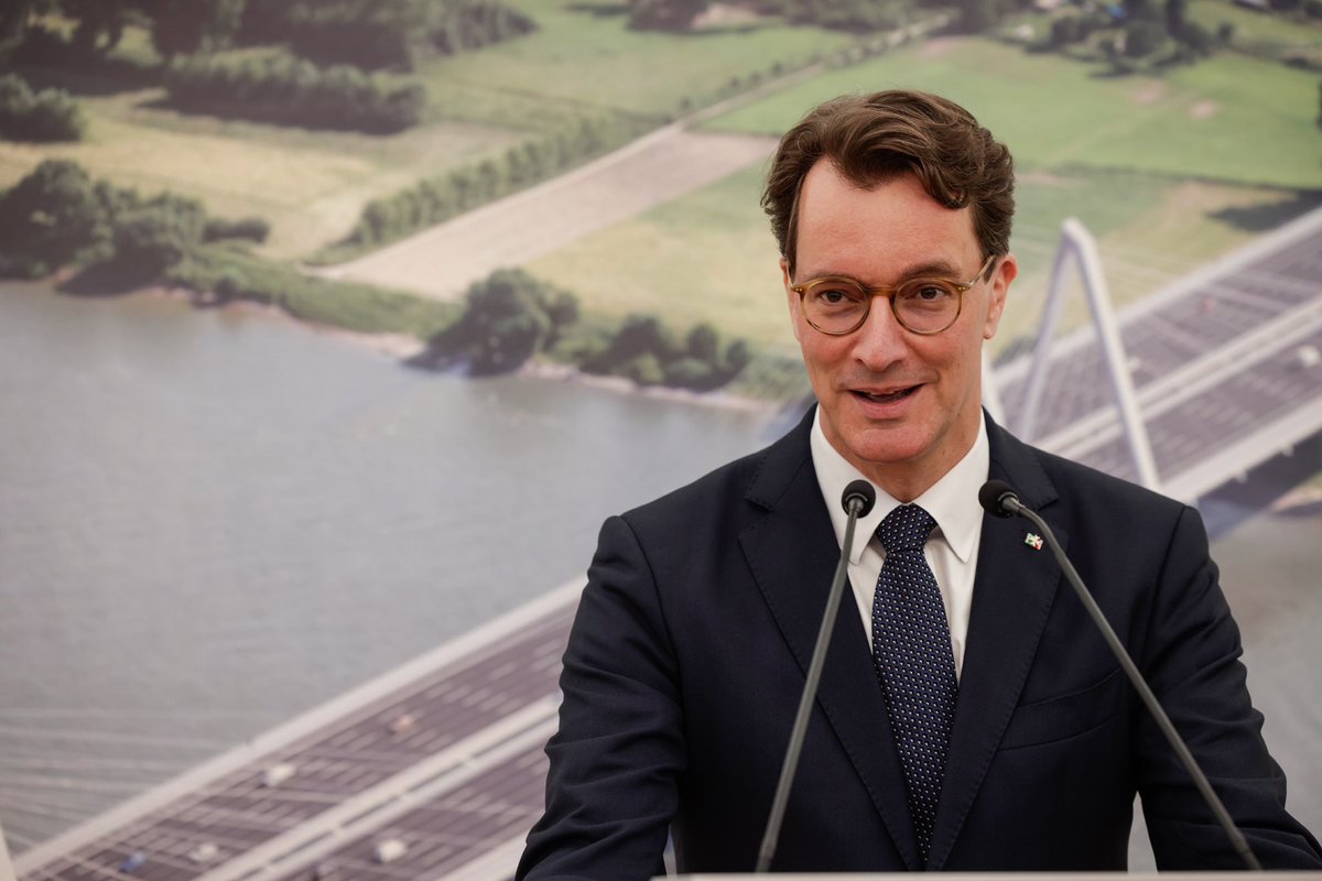 landnrw's tweet photo. Die Verkehrsfreigabe der A1-Brücke bei #Leverkusen sei ein Meilenstein, so Ministerpräsident @HendrikWuest. „Unsere Verkehrswege sind die Lebensadern des Industrielandes Nordrhein-Westfalen und zentraler Standortfaktor“. https://t.co/mxYdfgMd3s
