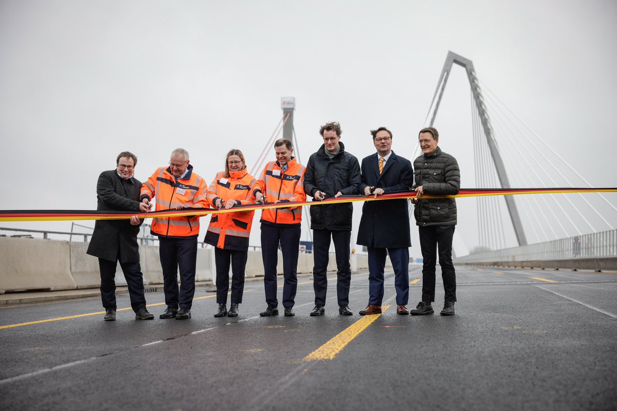 landnrw's tweet photo. Die Verkehrsfreigabe der A1-Brücke bei #Leverkusen sei ein Meilenstein, so Ministerpräsident @HendrikWuest. „Unsere Verkehrswege sind die Lebensadern des Industrielandes Nordrhein-Westfalen und zentraler Standortfaktor“. https://t.co/mxYdfgMd3s