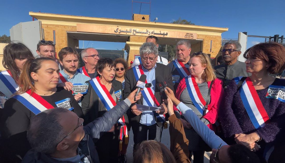ericcoquerel's tweet photo. 🔴Devant le poste frontière de Gaza, nous lisons la déclaration de notre délégation de parlementaires.

#ceaserfire #rafah #cessezlefeu https://t.co/wrsMG35g87