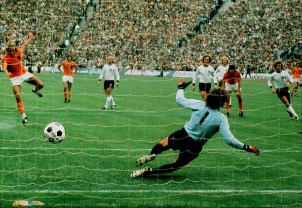 semordas's tweet photo. Gördüğüm en iyi penaltı atan oyuncu Johan Neeskens. Bizde Rijkaard'ın yardımcılığını yapan eski antrenörümüz Neeskens'in 1974 Dünya Kupasında Almanya'ya attığı penaltı. #Galatasaray #WC74 https://t.co/KpkQjZSQS5