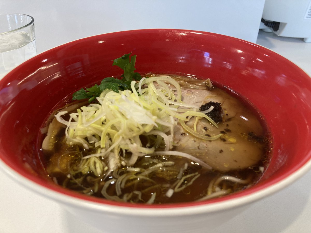 tucasamicasa's tweet photo. #tsuta さんの醤油らーめん。本家とは違う印象を感じている所で店主さんから話しかけて頂き、色々聞かさせて頂きました。しまいには隣の #arabica さんのトリビアまで🤭ある意味貴重な一杯だと知って満足しました。ご馳走様でした🍜
#NYのらーめん #Fulton #うまーみん #うめぇみん #うまみみみん https://t.co/ZnyT9XteMs