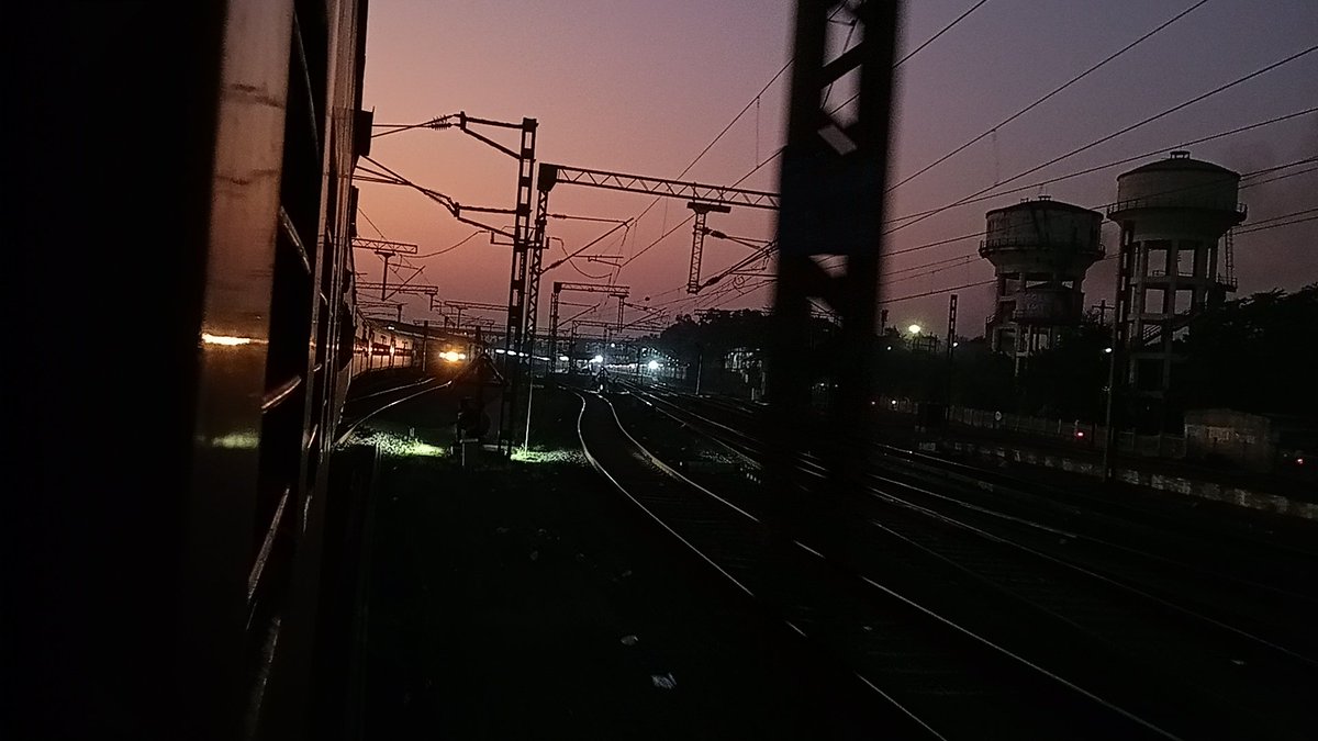 harsh_retwt's tweet photo. Between Day and Night. https://t.co/xe3WUKoJrS