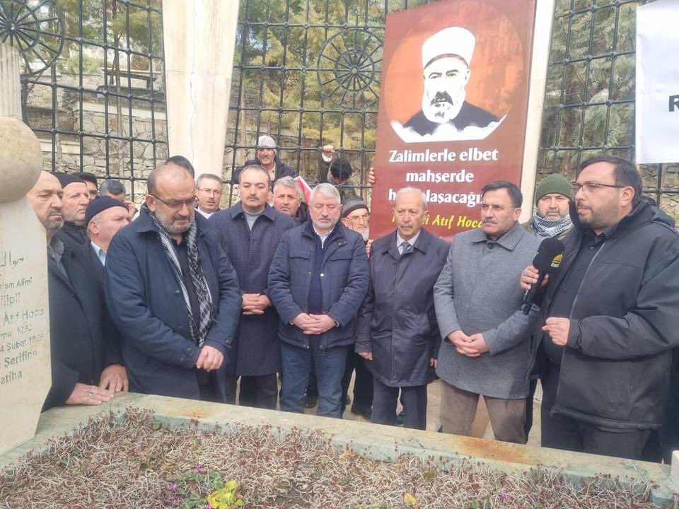 yildizali19's tweet photo. 📍Çorum/ İskilip

📌Sözde İstiklal Mahkemelerinin intikam mangaları tarafından infaz edilen İskilipli Atıf hocamızı Şehadetinin 98.yılında kabri başında duâlarla yâd ettik.

▪️Atıf hocamızı katledenlerle, Gazze’de çocuk ve kadınları katledenlerin aynı zihniyet mensubu olduklarını ifade ettik.

▪️Atıf hocamızın ideallerini yaşatmaya, onun mücadelesini örnek almaya ve tüm zalimlere olan kinimizi canlı tutmaya devam edeceğiz.