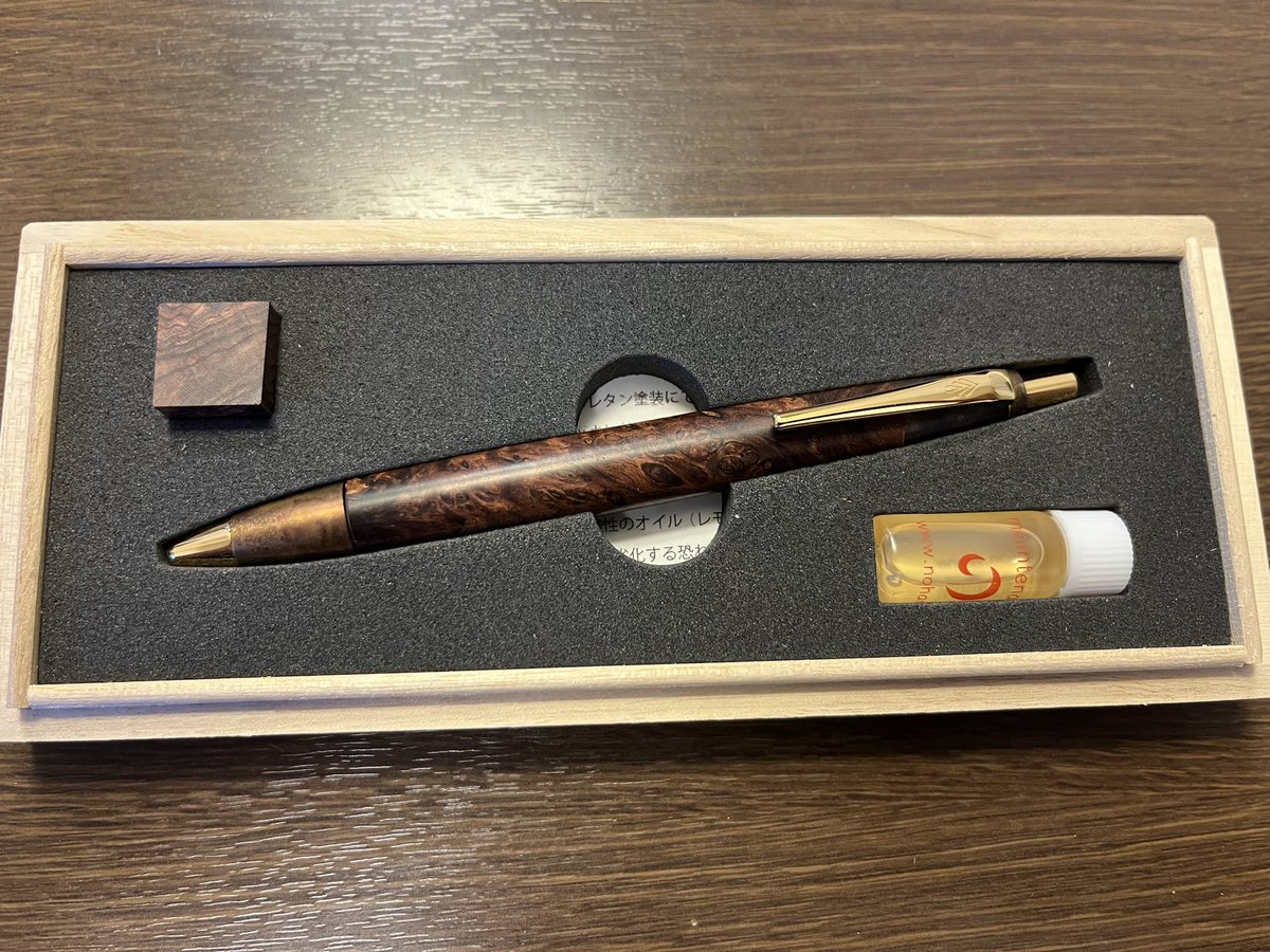 pinus_tw's tweet photo. 【野原工芸本店購入品紹介　4/5】

ホンジュラスローズウッド瘤・斑紋孔雀色金具　スタンダードボールペン

まさか、ローズ瘤があるとは、、そして杢もかなり良いのではないでしょうか！？
そしてこれまた動くんですよ😆
そして金具との相性が良く、統一感が出ています！
嬉しすぎて叫びたい気分です😍 https://t.co/3Fu8hXyM2l