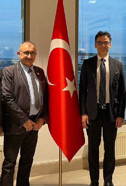 UID_Solingen's tweet photo. UID Solingen Şubesi Yönetim Kurulu Başkan Cemal AYIBOĞAN  liderliğindeki bir heyet ile TC Düsseldorf Başkonsolosluğunda, Avrupalı Türklerin istek ve taleplerinin takipçisi, destekçisi ve çözüm ortağı olacağını söyleyen Başkonsolos Sayın Ali İhsan İZBUL'un misafiri oldu https://t.co/I2E7Et4zqR
