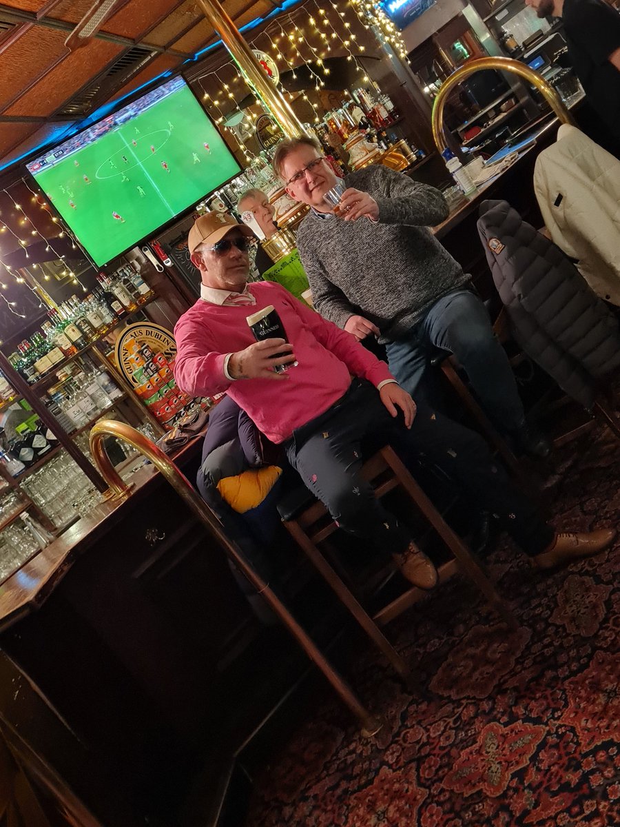 OliverSKBerlin's tweet photo. Operation #IrishPub #Europacenter #Kudamm mit @mako_bln 🥃🍻😎. 👇 https://t.co/sLpFCMwaTY