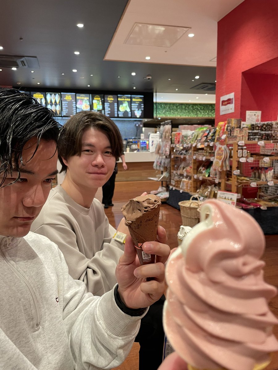 kt7mn's tweet photo. 2/4 ♨️

箕面水春。
ゆらい〜〜〜
アイスクリームありがとう〜〜
男気溢れる若きルーキートレーナー🔥

みなさん関わるとアチアチ火傷しますよ
心燃えますよ🔥

 #ドクターストレッチ
 #西梅田店
 #d1wgp3 https://t.co/0O2PZDOjGP
