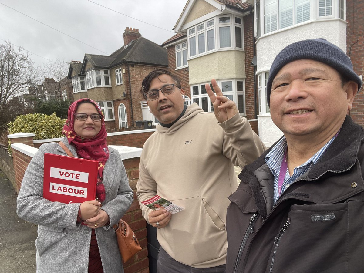 Hanworth Ward Councillors on canvassing and door knocking using doorstep Apps to see if residents have their concerns and problems with local issues. @Mrsfarahkamran2 @HanworthLabour @SeemaMalhotra1 @Shansview