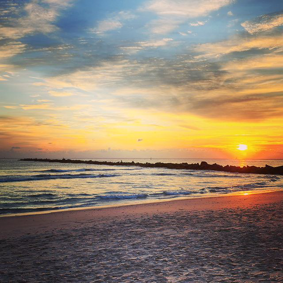 FLStateParks's tweet photo. #SunscapeSunday 🌞 We always appreciate the pretty pictures from Ranger Pullen at 📍 Fort Pierce Inlet State Park, and we think you’ll enjoy this sunrise too!

📷IG: claireepullen
🌐: https://t.co/XNF9e9aW5G

#FLStateParks #FortPierceInlet #TheRealFlorida #LoveFL https://t.co/Bdz1zFlvz9