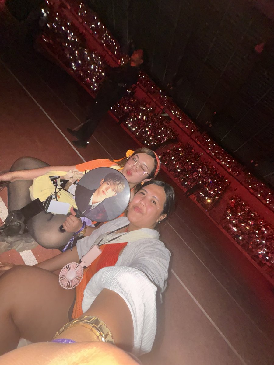 _heejakeu's tweet photo. Story time on how we found out about the last-minute request of Enhypen to roam around with the moving cart. 🥹 https://t.co/5vAUYowibo