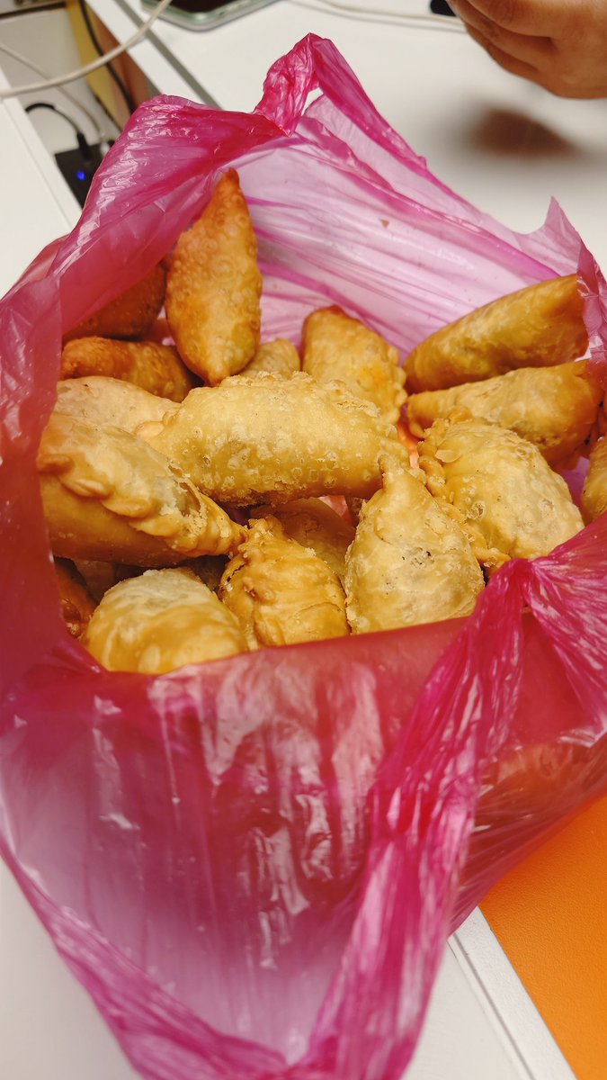 muhsin1902's tweet photo. Kerja demi sesuap karipap daging. https://t.co/SDDeYiVREt