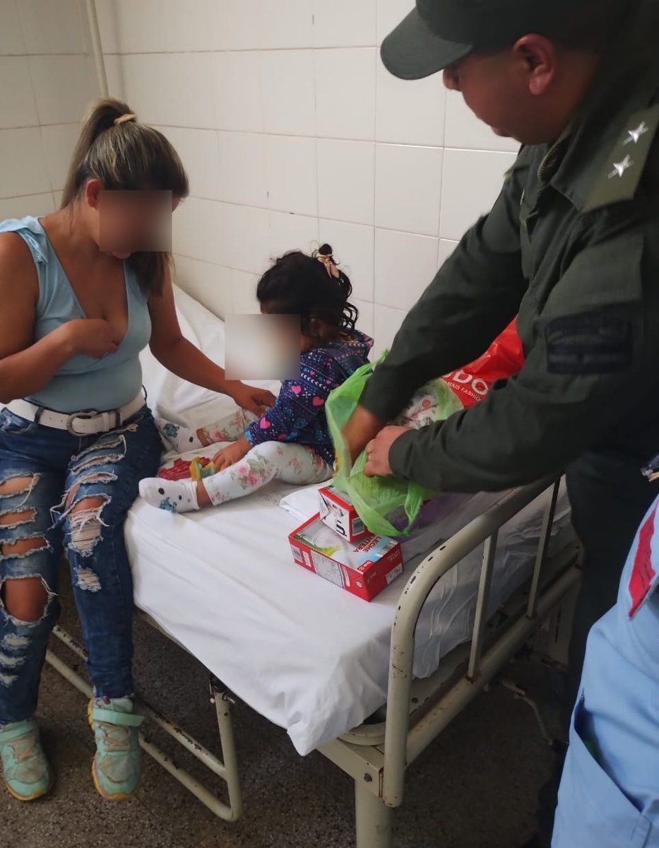 PatoBullrich's tweet photo. ¡Felicitaciones a los gendarmes que salvaron a una chiquita que convulsionaba en un ómnibus! 

Subieron, la reanimaron con primeros auxilios y llamaron a la ambulancia para asegurarle atención médica especializada en Corrientes. ¡Gracias, de corazón, a cada uno! https://t.co/l7EpmnDmaG