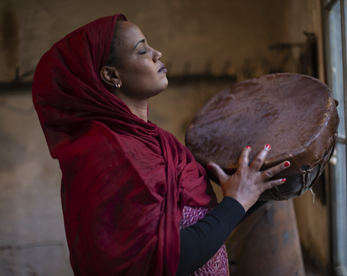 🟠 @AzizaBrahim1: La voz del Sahara que resuena en el mundo, lanza su quinto álbum “Mawja”.

🔗 bit.ly/42sSCCj

#SaharaOccidental