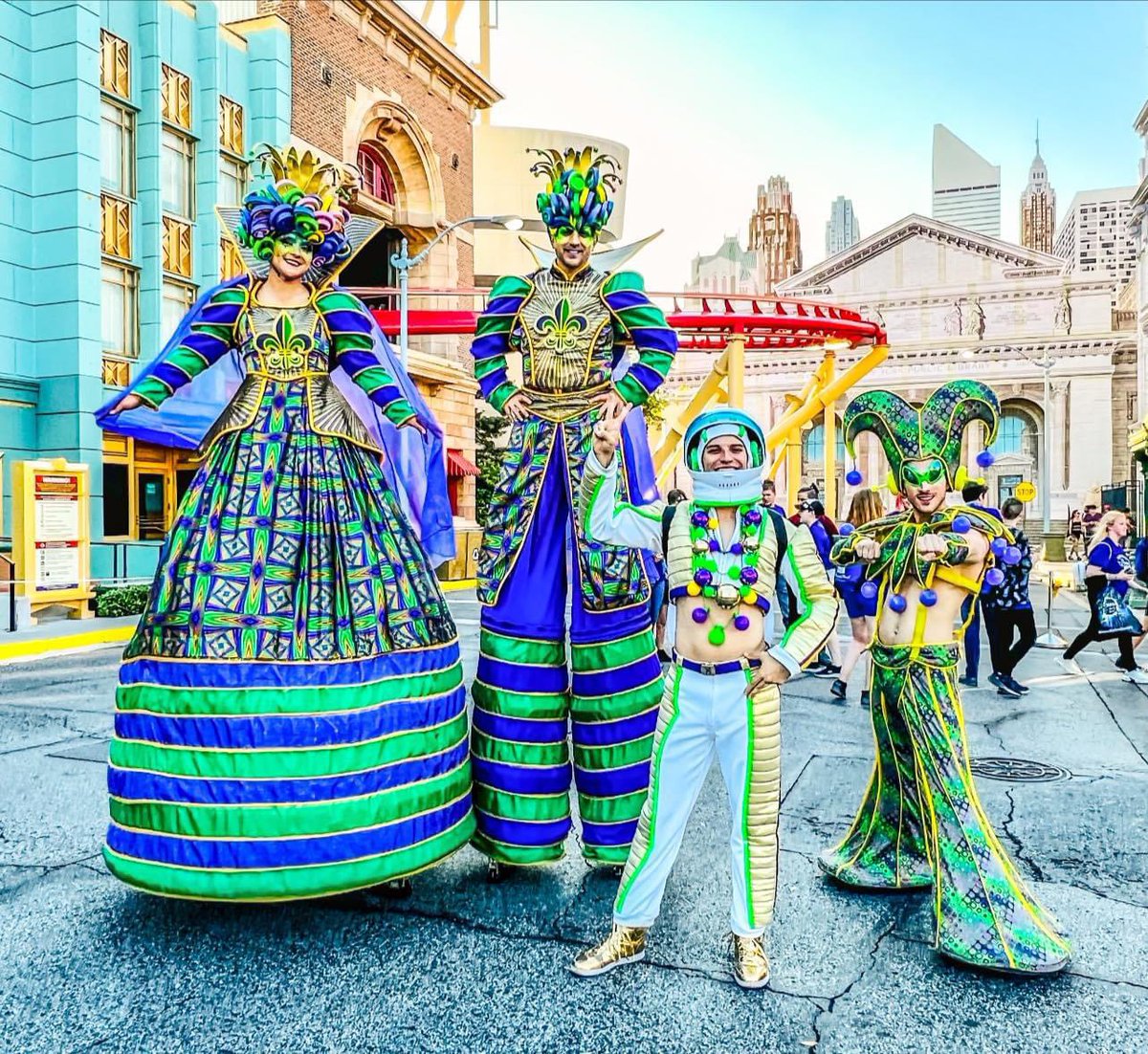 FanAttractions's tweet photo. Laissez les bons temps rouler 🎭📿👑 It’s Mardi Gras time @universalorlando #universalstudiosorlando #universalmardigras #letthegoodtimesroll #feetdontfailmenow 🎺🎵#universalorlando #throwmesomethingmister #beads #readyforuniversal #kingandqueen 👑 #fantasticattractions💫 https://t.co/9oDtxAXJlP