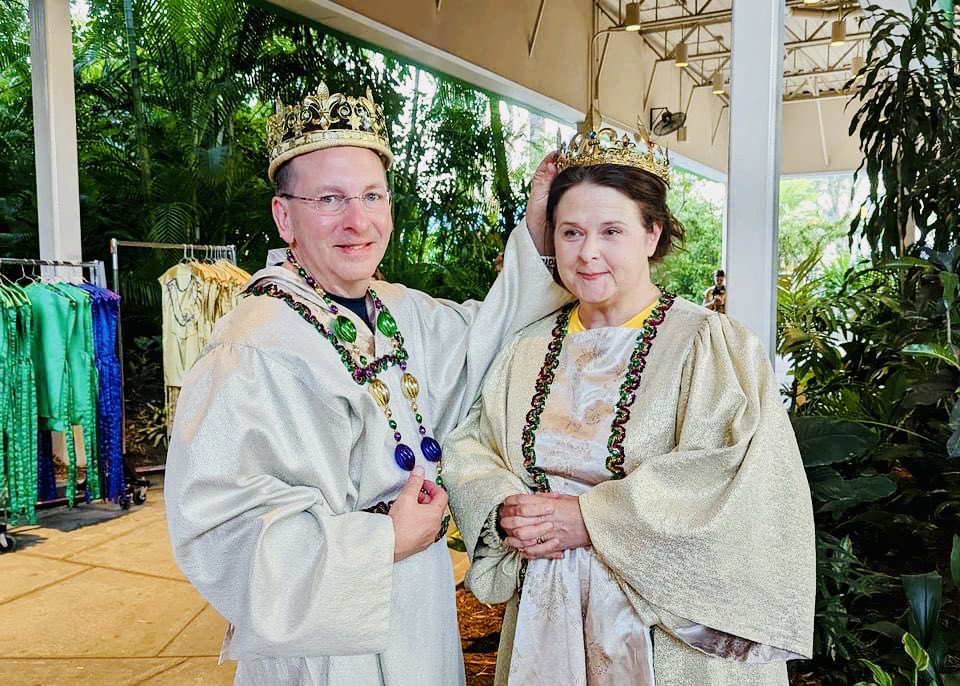 FanAttractions's tweet photo. Laissez les bons temps rouler 🎭📿👑 It’s Mardi Gras time @universalorlando #universalstudiosorlando #universalmardigras #letthegoodtimesroll #feetdontfailmenow 🎺🎵#universalorlando #throwmesomethingmister #beads #readyforuniversal #kingandqueen 👑 #fantasticattractions💫 https://t.co/9oDtxAXJlP