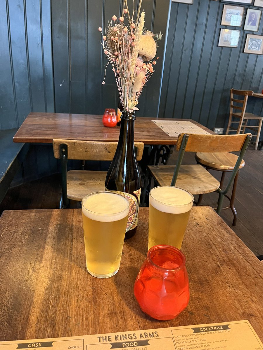 ZJM_331's tweet image. Tea &amp;amp; cake @ Columbia Cafe followed by a pint of Hells and Charcuterie in our fav spot at @thekingsarmspub 
with @Ldybird246
#ColumbiaRoad #SundaySnacks