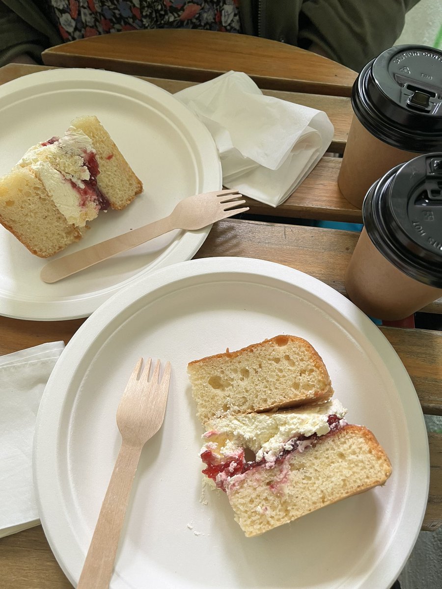 ZJM_331's tweet image. Tea &amp;amp; cake @ Columbia Cafe followed by a pint of Hells and Charcuterie in our fav spot at @thekingsarmspub 
with @Ldybird246
#ColumbiaRoad #SundaySnacks