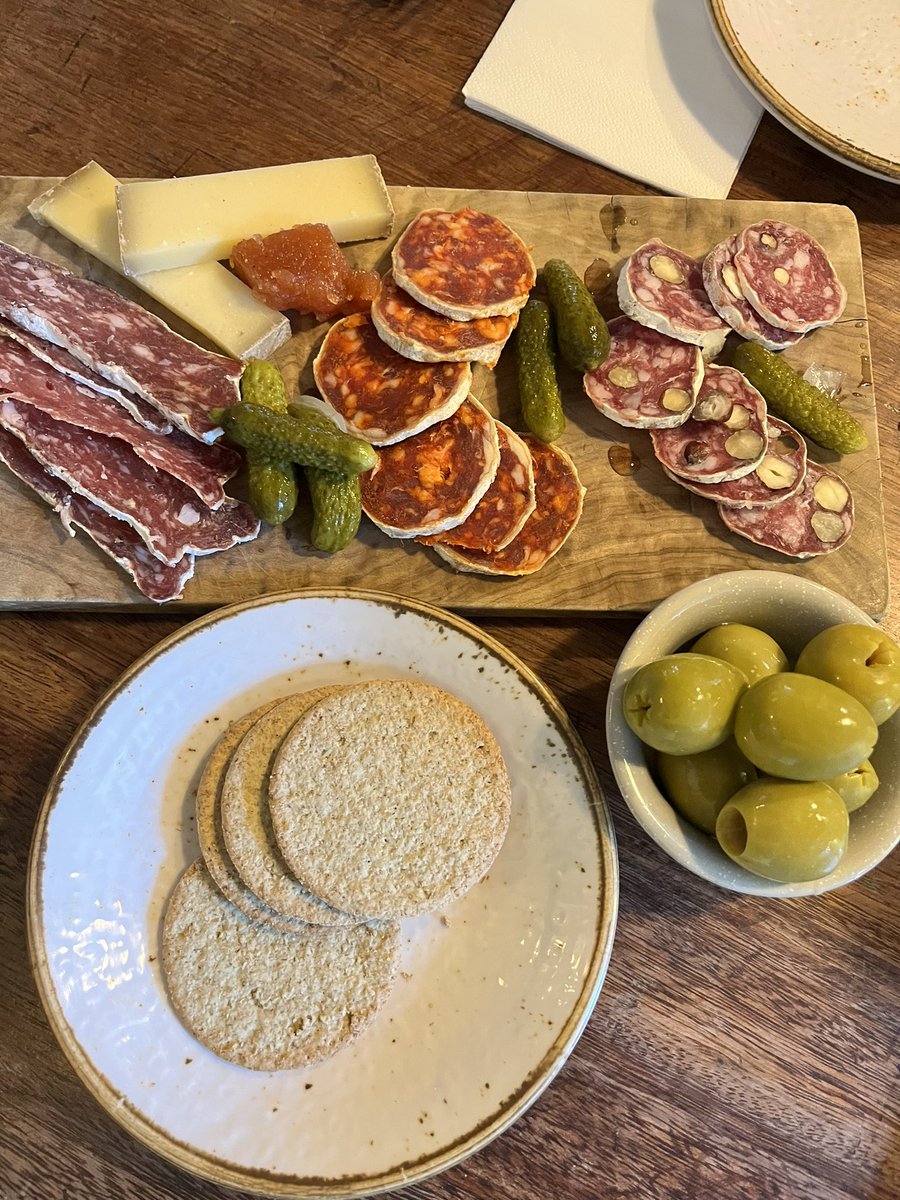 ZJM_331's tweet image. Tea &amp;amp; cake @ Columbia Cafe followed by a pint of Hells and Charcuterie in our fav spot at @thekingsarmspub 
with @Ldybird246
#ColumbiaRoad #SundaySnacks