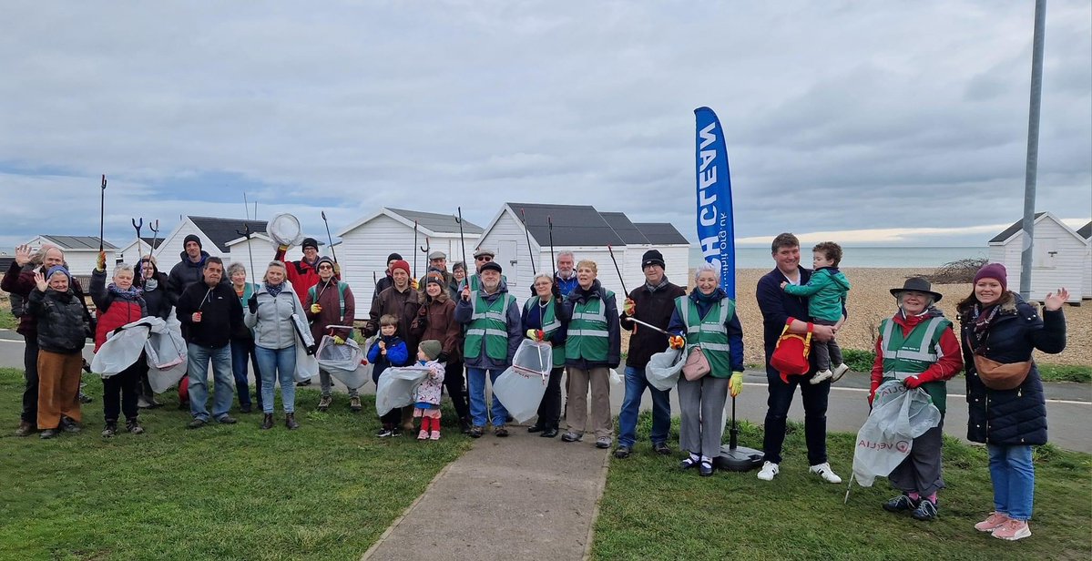 A lovely group photo from today's beach clean #DealWithIt #DealKent @Deal_Music_Arts @CharlieDeal1