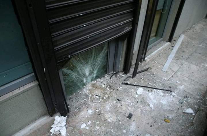 ⚫ Atenas, Grecia: Reivindicación de la responsabilidad del atentado con bomba en el Banco Nacional de Grecia en Petralona por el "Grupo Conspiración Venganza".

Publicado el 2024/01/27 por darknights- Traducido por Buscandolakalle 

En un momento en que la economía "liberal"
👇🏿